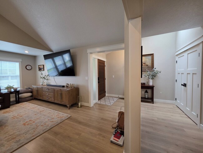Building Photo - 4002 S Olson Pl