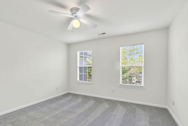 Building Photo - Beautiful 3 Bedroom 2.5 Bathroom Townhome ...