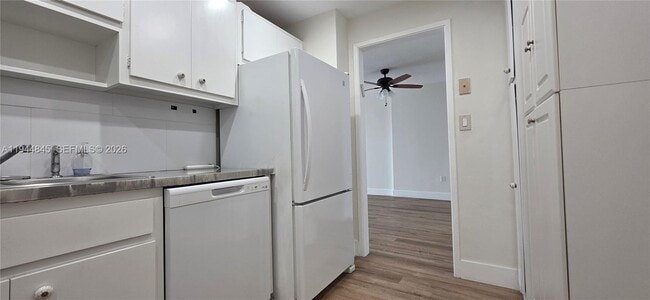 Building Photo - 400 Kings Point Dr