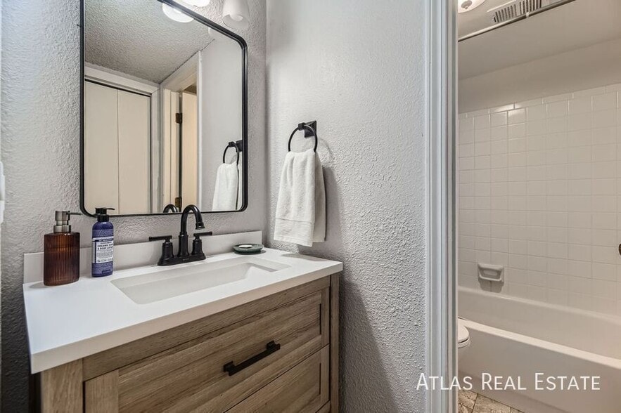 Building Photo - 3141 S Tamarac Dr