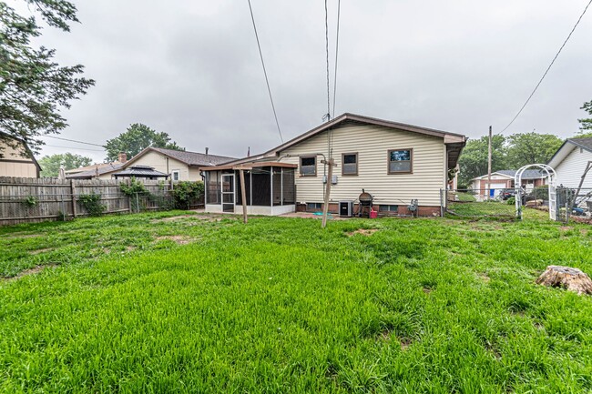 Building Photo - Fenced in yard!
