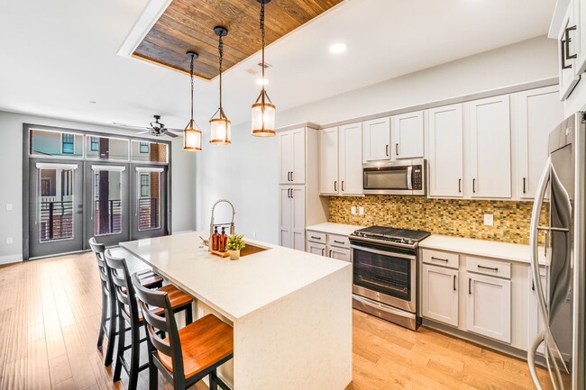 Building Photo - SouthEnd Luxury + Included Utilities (Gas,...