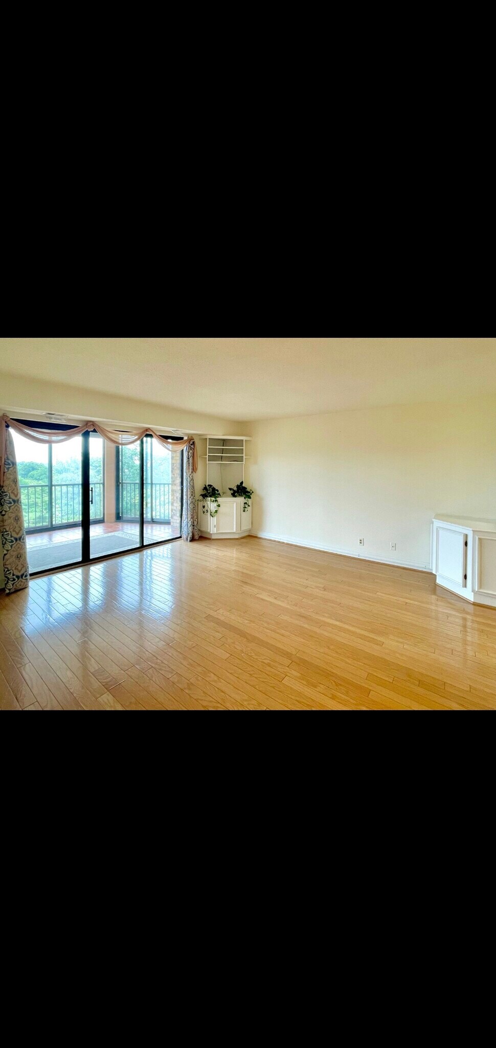 Building Photo - 5901 Mount Eagle Dr