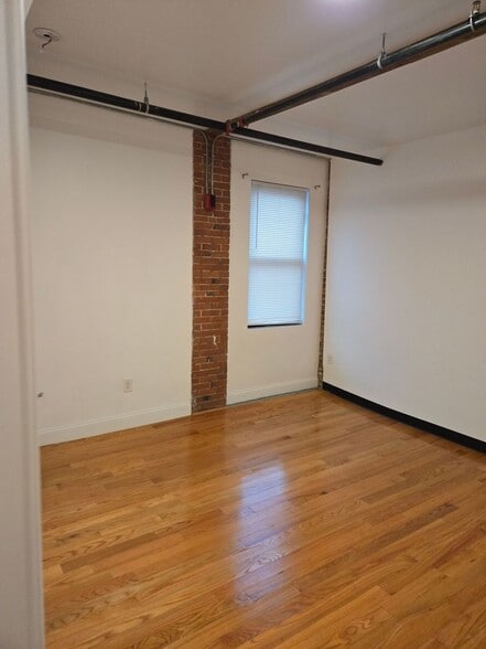 Building Photo - 548 Roosevelt Ave