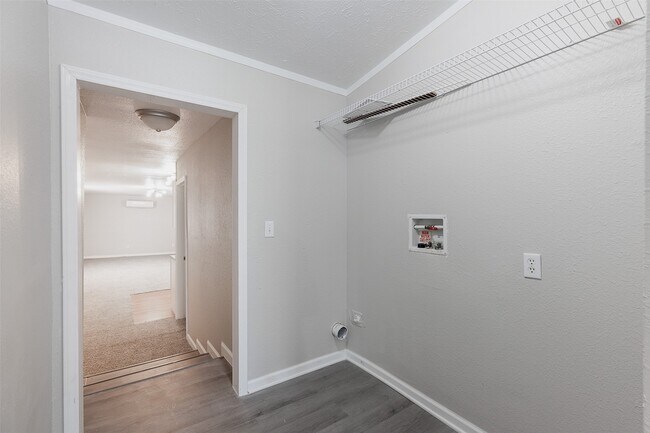 Building Photo - 1520 W Creek Dr