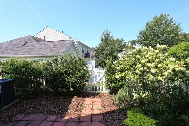 Building Photo - 915 Cinnamon Dr