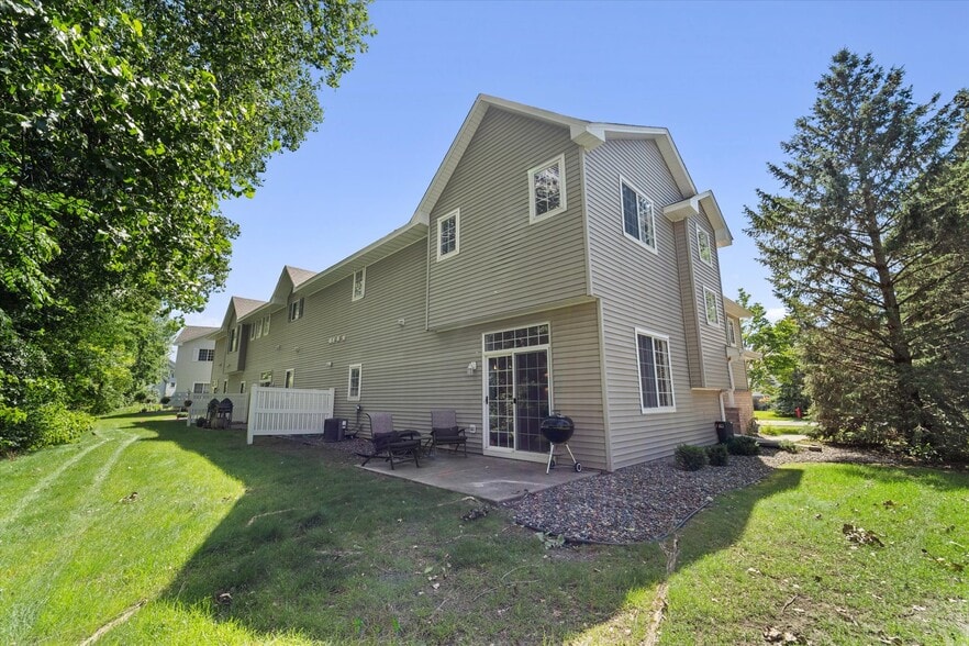 Backyard/patio space on end unit - 9092 Merrimac Ln N