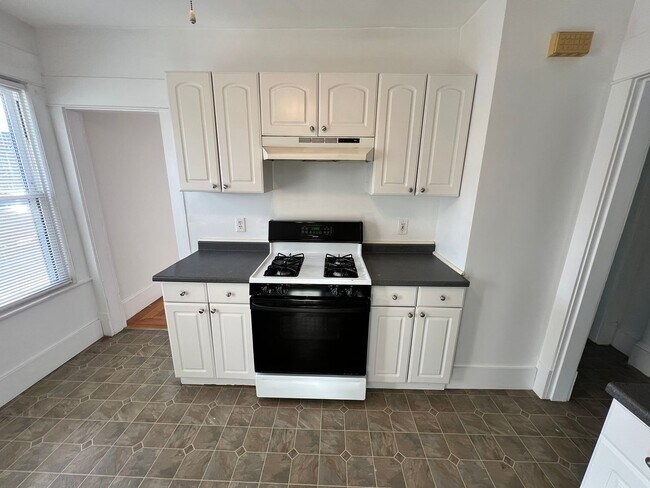 Building Photo - 25-27 Maple St