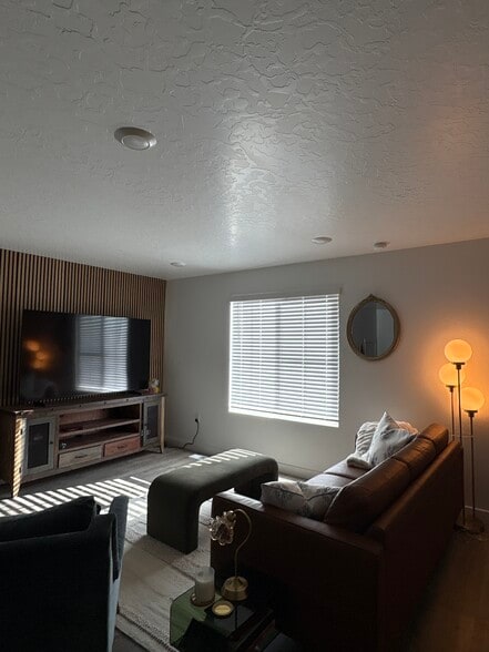 Building Photo - 1744 E Albion Dr