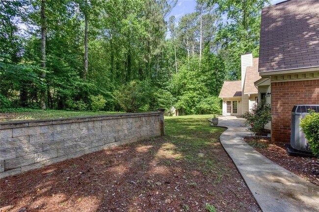 Building Photo - 179 Lakeside Dr NW