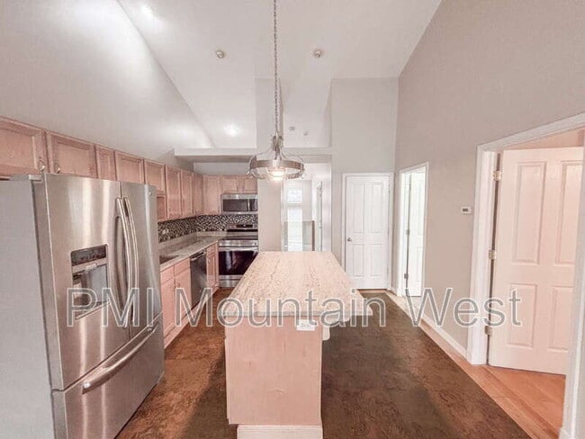 Building Photo - 208 Lyman Ln