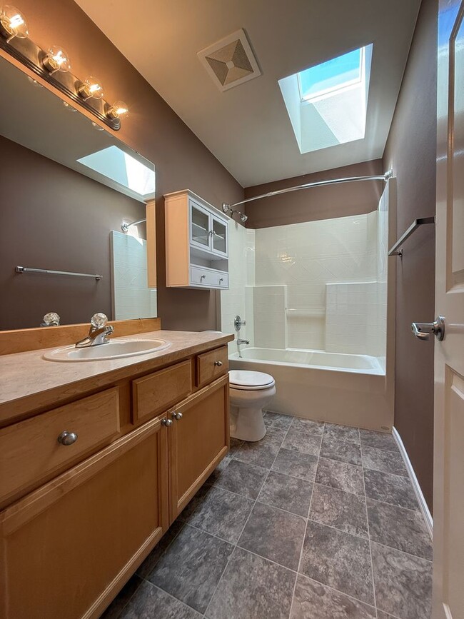 Building Photo - Spacious 4 Bed 3 Bath Home in a Prime Loca...