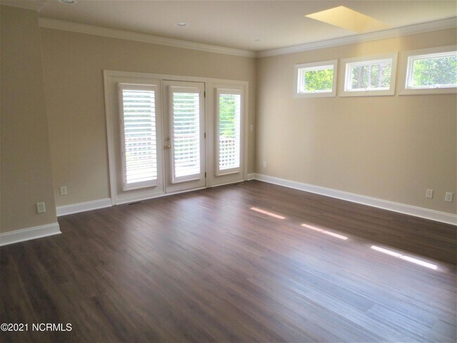 Building Photo - 8 Country Club Blvd