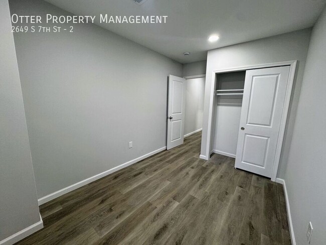 Building Photo - Charming 2BR/1BA Apartment with Hardwood F...