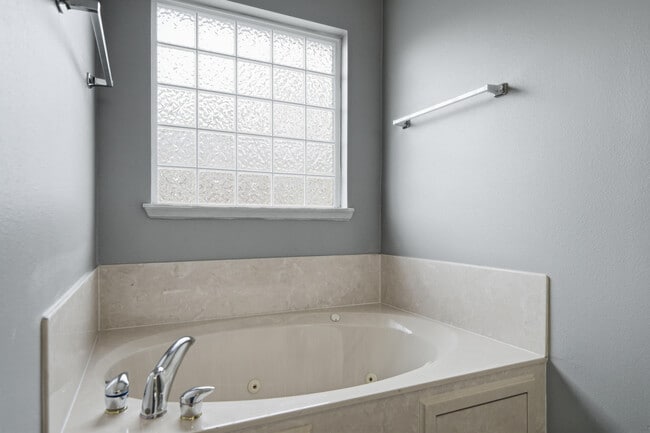 Building Photo - 2490 Pepper Dr