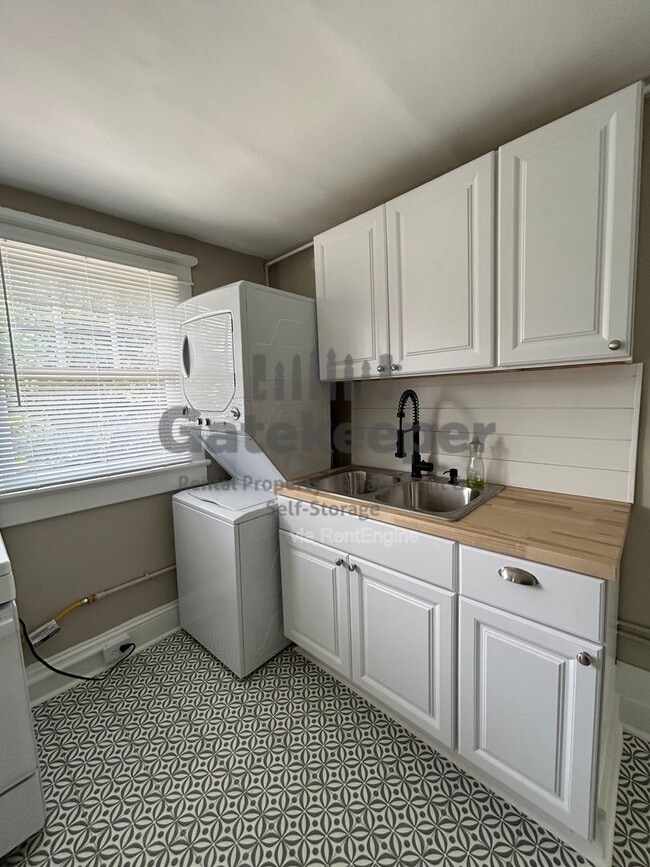 Building Photo - 1802 Temple Ave