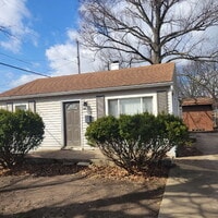 Building Photo - 3 Bedroom