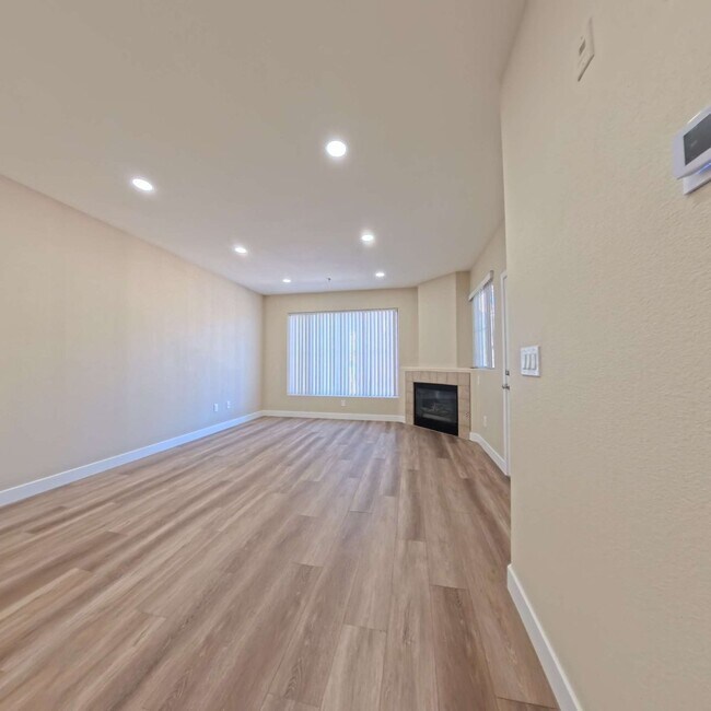 Building Photo - Resort-Style Living Year-Round Updated 1-Bed, 1-Bath Condo!