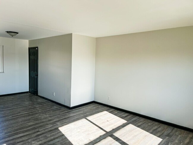 Building Photo - Charming South Columbus Home with Deck, Garage & Modern Upgrades