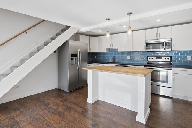 Building Photo - $1,540.95- 1 Bed, 1 Bath Lofted Apartment in Lakewood with Central AC!