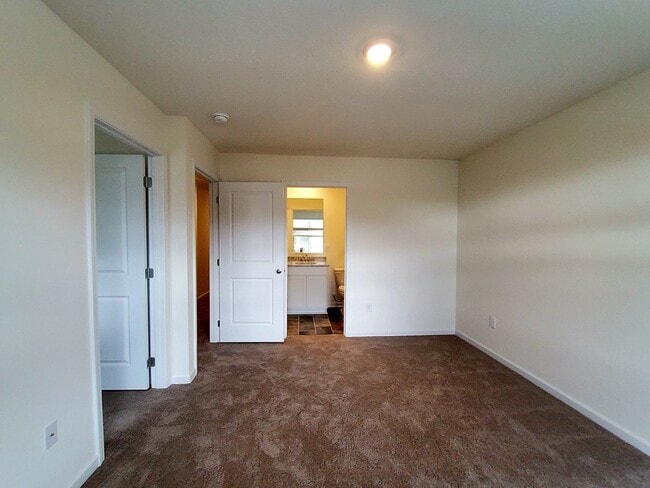 Building Photo - Kodak 37764 - 3 bedroom 2.5 bath townhouse - call Dustin Walker 865-221-0197