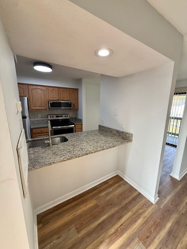 Building Photo - ONE MONTH RENT FREE Fully Renovated 2 Bed, 2 Bath Condo in South Charlotte