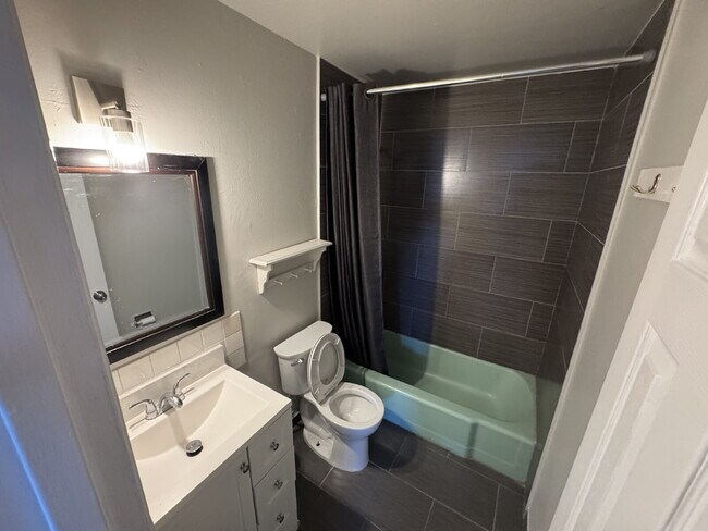 Building Photo - Ideal 2nd floor unit refreshed and ready to lease!