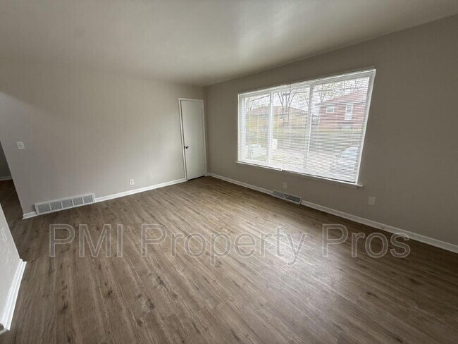 Building Photo - 7701 W Hampton Ave