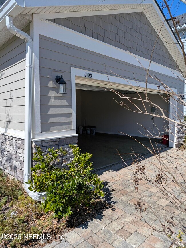 Building Photo - 100 Golden Fern Dr