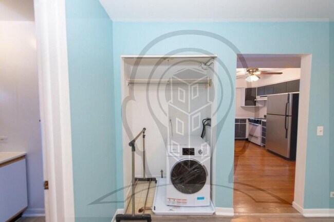 Building Photo - 2 bedroom in CHICAGO IL 60641