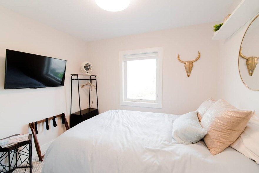 Building Photo - 635 Fairview Ave NE