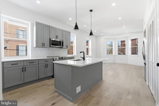 Building Photo - 2724 E Somerset St