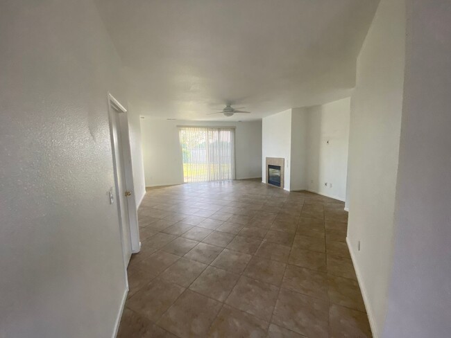 Building Photo - Great location on this split floorplan 3 b...