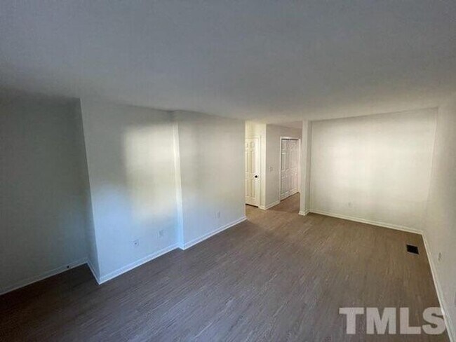 Building Photo - Perfectly sized 2 bedroom 1 bath