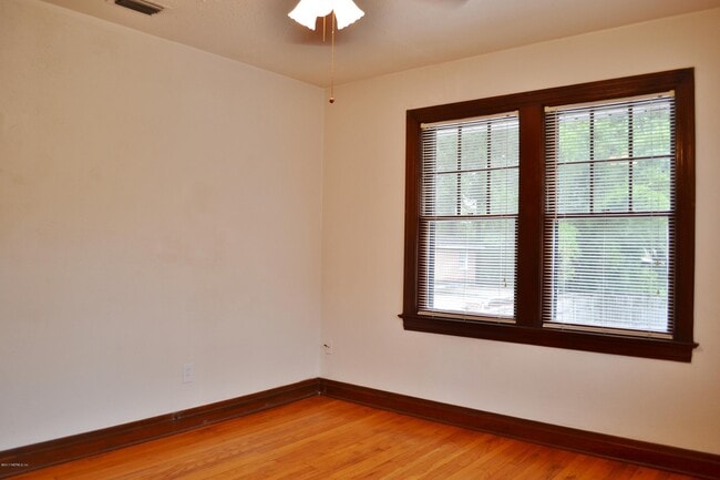 Building Photo - 2557 Dellwood Ave
