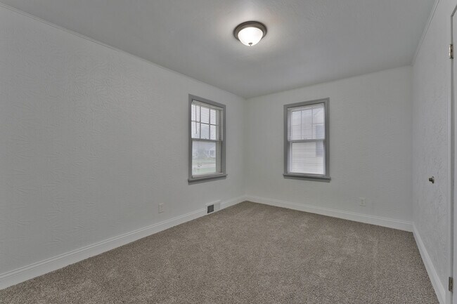 Building Photo - 1539 Weston Ave