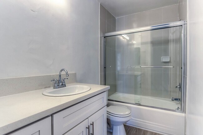 1+1 (Layout A) - 125 N Barrington Ave