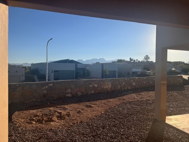 Building Photo - Adorable Towhhome Located off Foothills