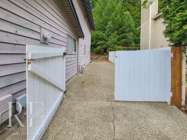 Building Photo - Spacious Tri-Level in East Bremerton | Cor...