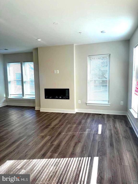 Building Photo - 946 Hts Aly SE