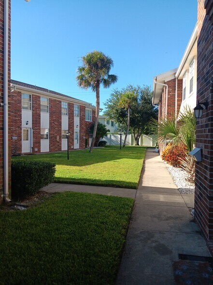 Building Photo - 2200 S Palmetto Ave