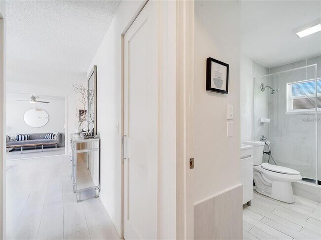 Building Photo - 4754 Lake Shore Dr