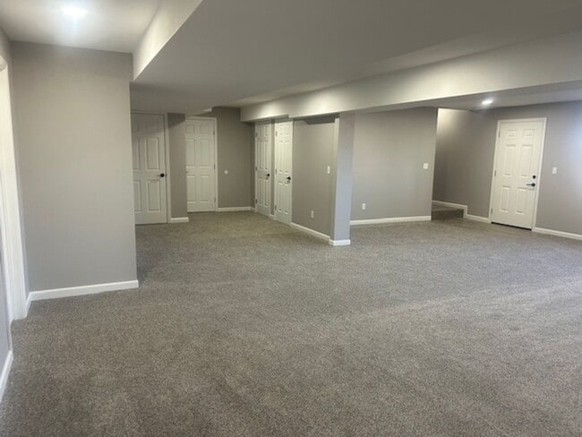 Building Photo - Beautiful 5 Bedroom Home!