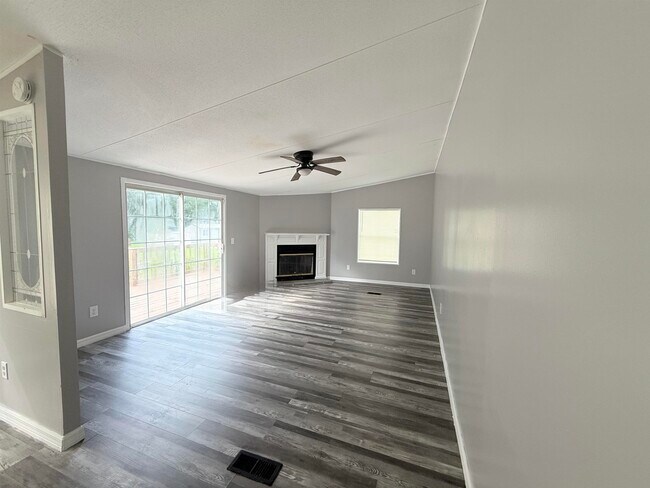 Building Photo - 5050 Box Wood Ct