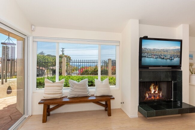 Building Photo - Fully Furnished Vacation Rental on the Mesa with Ocean Views! (Available 7/7/26- 11/30/26)