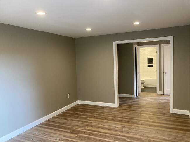 Building Photo - 3059 30th Ave W