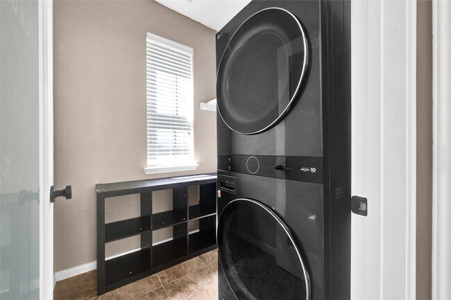 Building Photo - 25525 Oakhurst Forest Dr