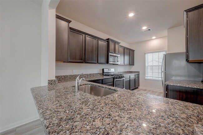 Building Photo - 545 Amberwood Pk Dr