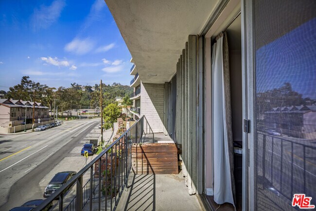 Building Photo - 2260 N Cahuenga Blvd