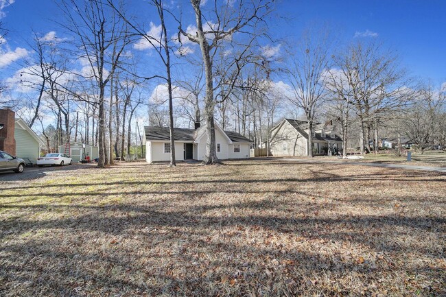 Building Photo - Indian Trail Ranch!